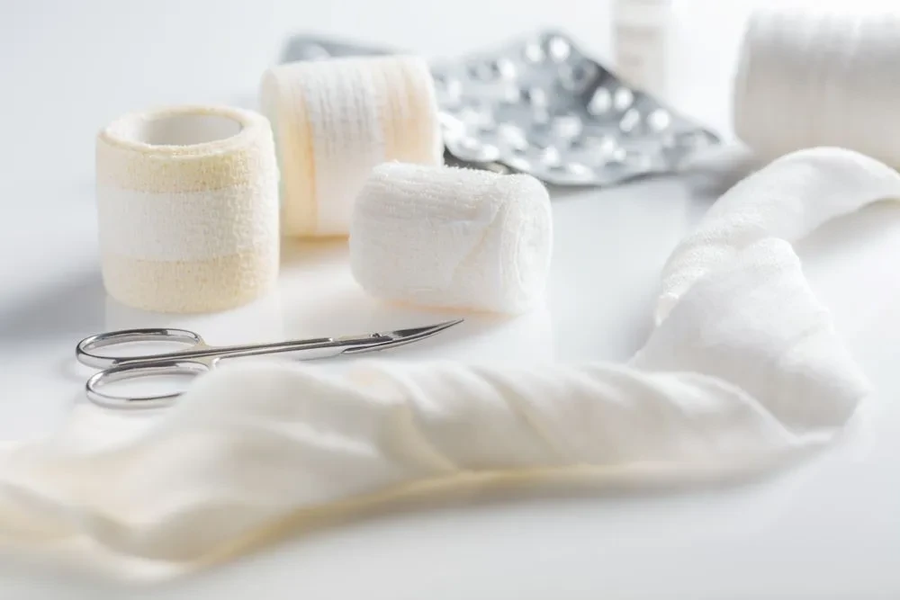 Spanç Çeşitleri: Steril, Non-Steril, Rulo, Yapışkanlı Gazlı Bezler ve Farkları