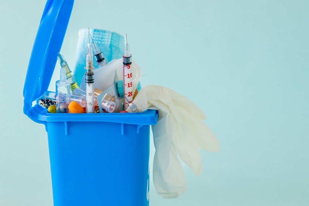 Kesici Delici Tıbbi Atık Kutusu - İğne ve Bistüri İçin Güvenli Çözüm